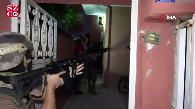 Eşyaları pencereden sokağa attı, polis eve kapıyı koçbaşıyla kırarak girdi