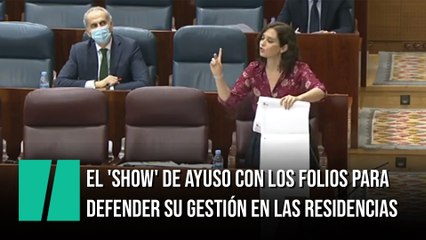 El 'show' de Ayuso con los folios para defender su gestión en las residencias