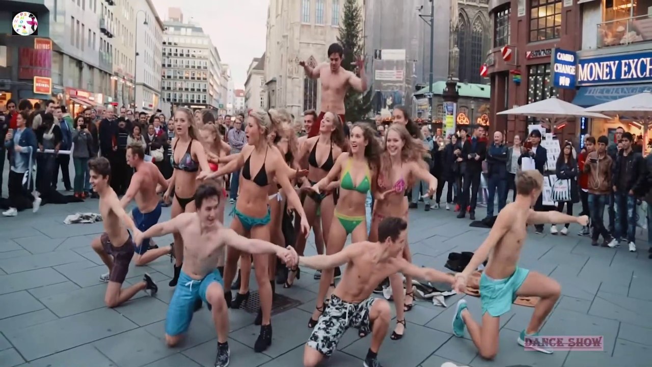 Summer Splash Bikini Flashmob Stephansplatz