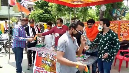 लोगों को जागरुक करने गए, लेकिन खुद सोशल डिस्टेंसिंग भूले भाजपाई