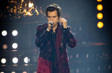 Harry Styles reporte la partie nord-américaines de sa tournée