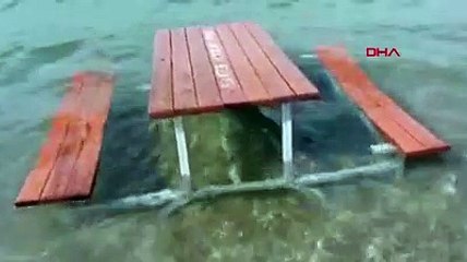 Piknik masasını denize koyup tramplen gibi kullandılar