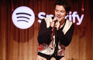 Harry Styles, che botta! Il tour rinviato di oltre un anno