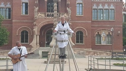 Télécharger la video: Fura dels Baus homenajea a los sanitarios