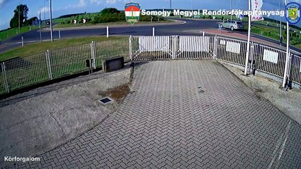 Condutor a alta velocidade voa por cima de uma rotunda