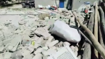 Hortum ahır ve samanlığın çatısını uçurdu