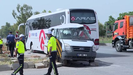 Yolcu otobüsü ile çarpışan minibüsün sürücüsü hayatını kaybetti - ANTALYA