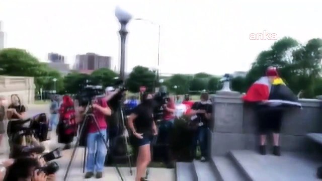 Kristof Kolomb heykelini yıkıp etrafında Kızılderili dansı yaptılar