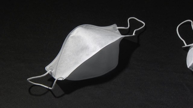 '침방울 차단 마스크' 13개 업체 허가... 이달 말 하루 100만 장 이상 생산 / YTN