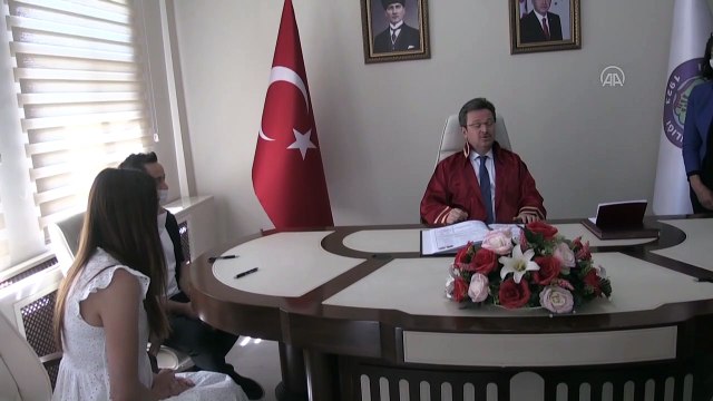 Vali Ünlü, kendisine sosyal medyadan ulaşan öğretmen çiftin nikahını kıydı - IĞDIR