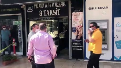 Kuyumcu, dükkanına giren gaspçıyı yakalayıp polise teslim etti - İZMİR