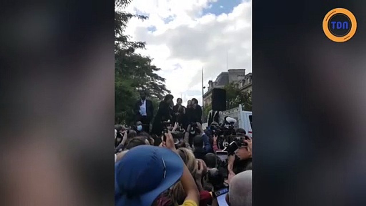 Camelia Jordana chante pour George Floyd lors d'une manifestation à Paris