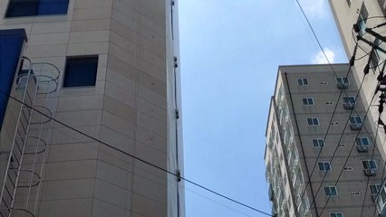 서울 은평구 건물 17층 매달려 있던 작업자 구조 / YTN
