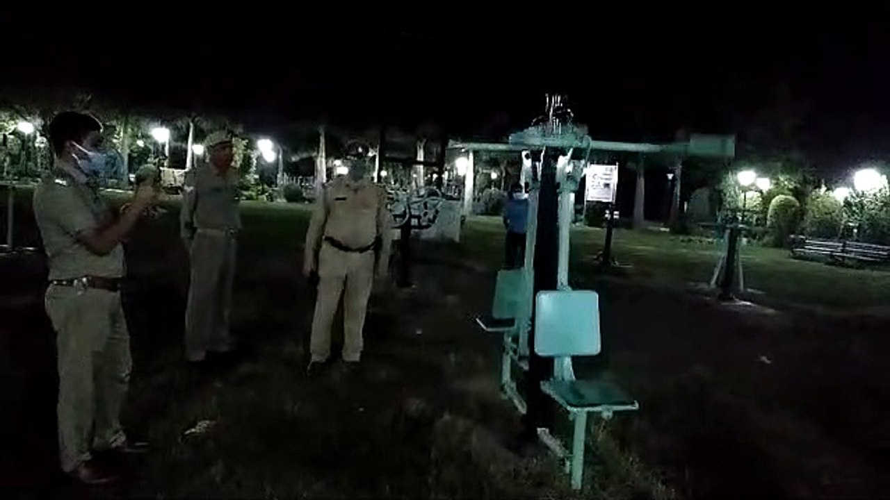 झांसी के पार्क में अपने आप चल पड़े झूले? वायरल वीडियो की जांच के लिए दौड़ा प्रशासन