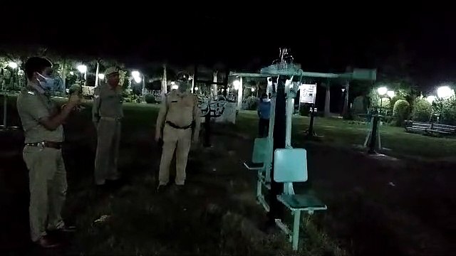 झांसी के पार्क में अपने आप चल पड़े झूले? वायरल वीडियो की जांच के लिए दौड़ा प्रशासन