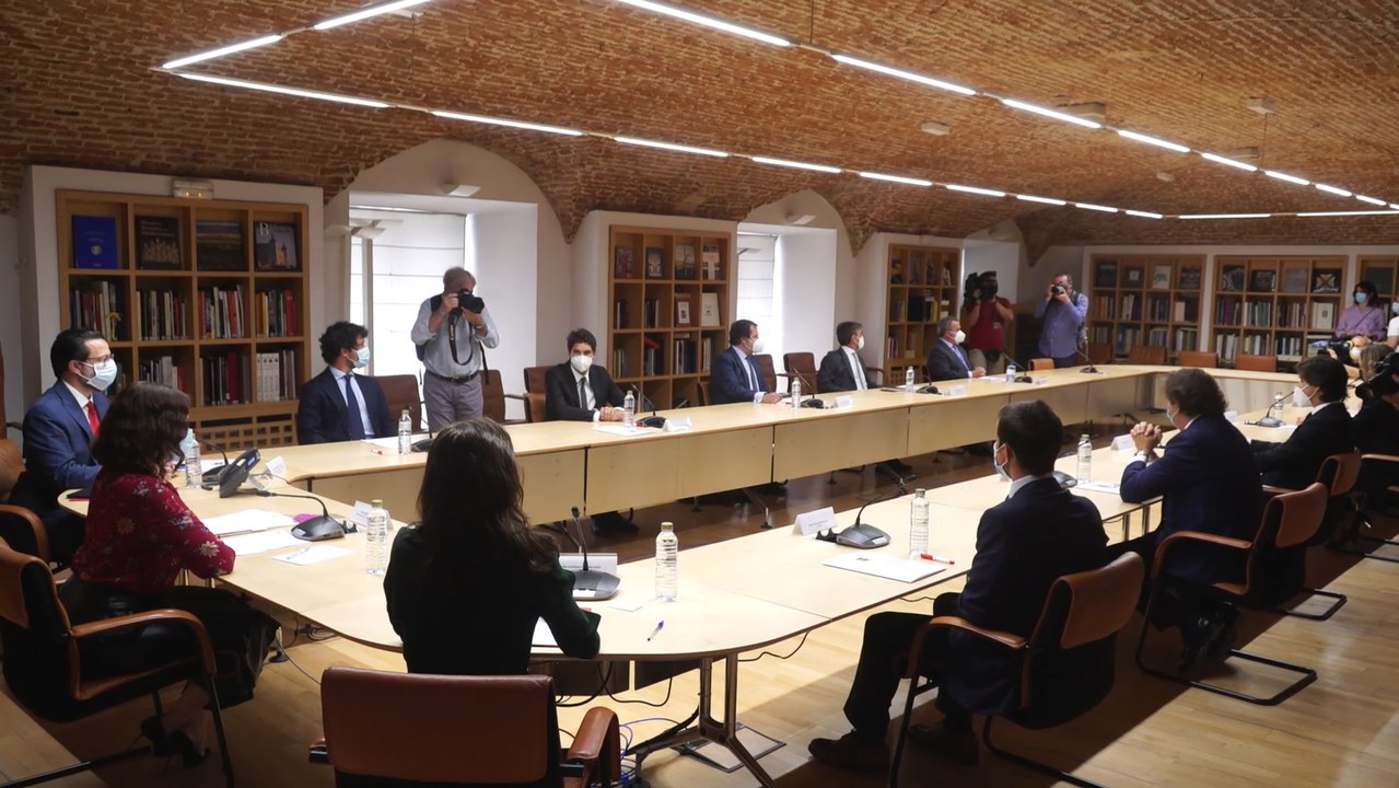 Ayuso se reúne con representantes del sector taurino para abordar su situación