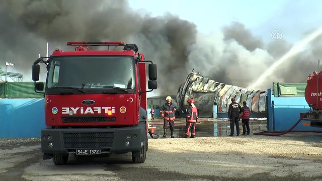 Sakarya'da geri dönüşüm tesisinde çıkan yangın kontrol altına alındı