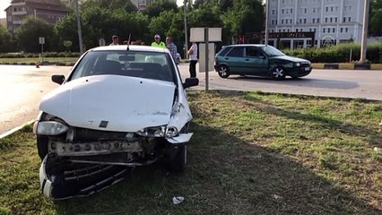 Çarpışan iki otomobildeki 3 kişi yaralandı - KARABÜK