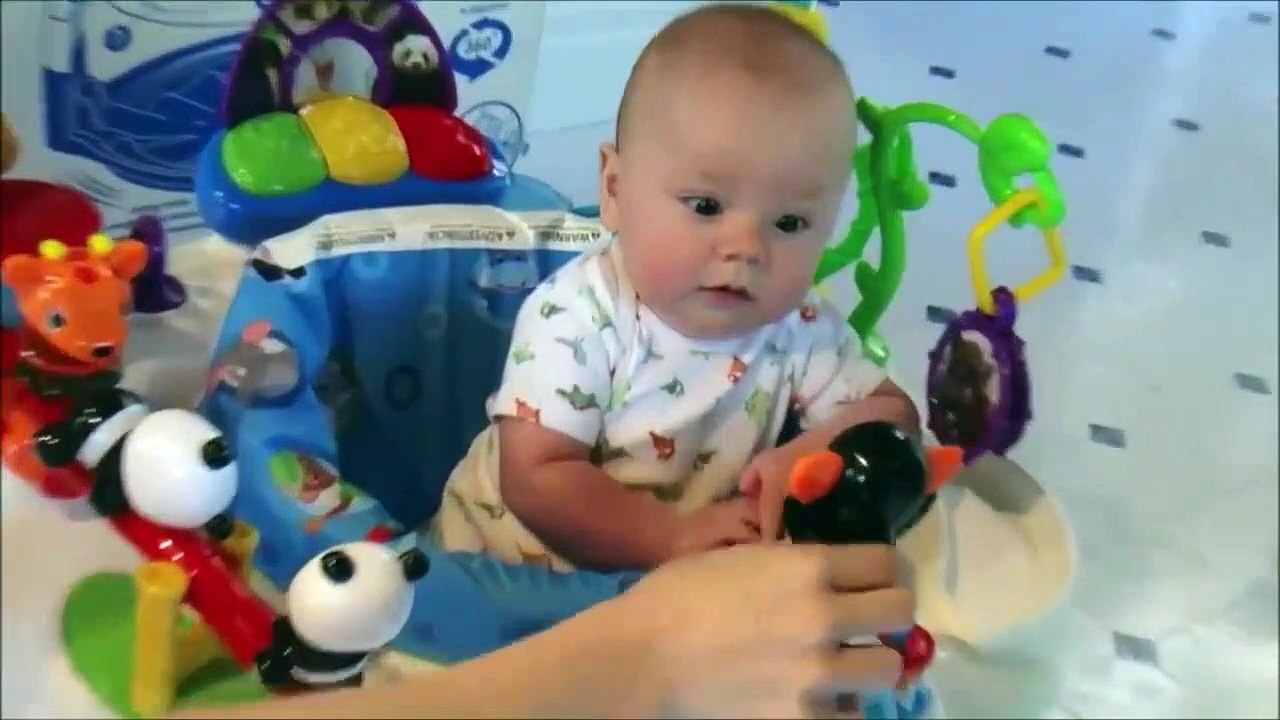 La tête du bébé qui entend un bruit bizarre