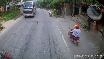 Un bébé traverse la route seul devant 2 camions... risqué
