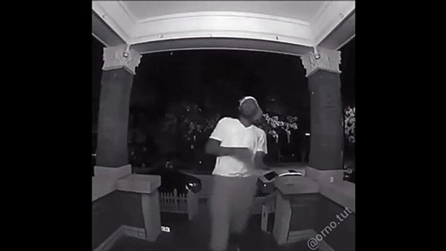 Il a une drôle de façon de faire fuir les insectes sur son pallier