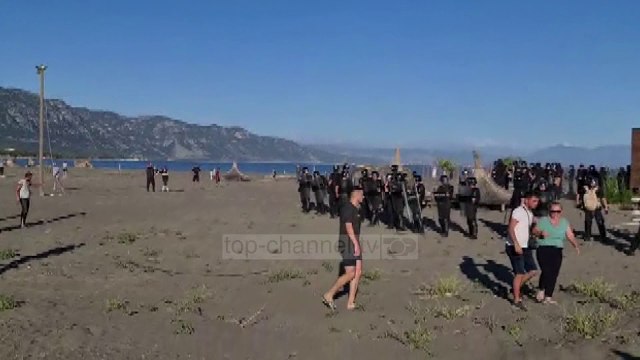 Velipojë, shembet objekti i dytë/ Banorët përplasen me detektivët, FNSH ndërhyn me gaz lotsjellës