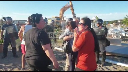 Velipojë/ I ra të fikët kur biznesi po shembej, vajza ngrihet dhe hidhet në krahët e babait