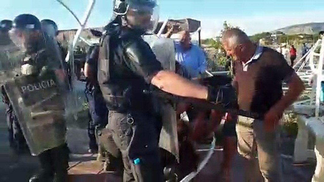 Plas në Velipojë/ Forcat Speciale me gaz lotsjellës ndaj banorëve