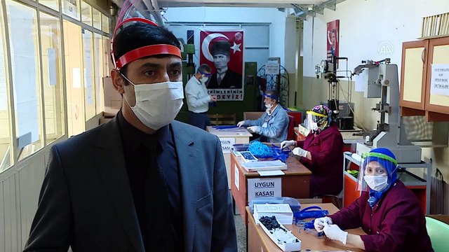 Meslek lisesi öğretmenleri LGS gözetmenlerine de koruyucu siperlik üretiyor - BURSA