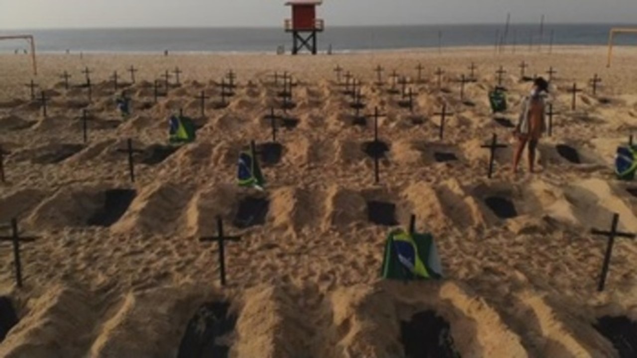 Playa de Copacabana amanece con fosas como protesta por las víctimas de coronavirus