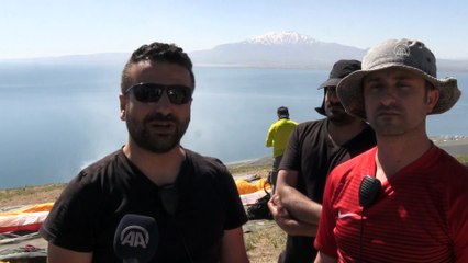 Yamaç paraşütçüleri gökyüzünde Van kahvaltısı yaptı - VAN