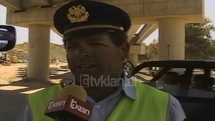 Trafiku i makinave në Durrës - (3 Qershor 2000)