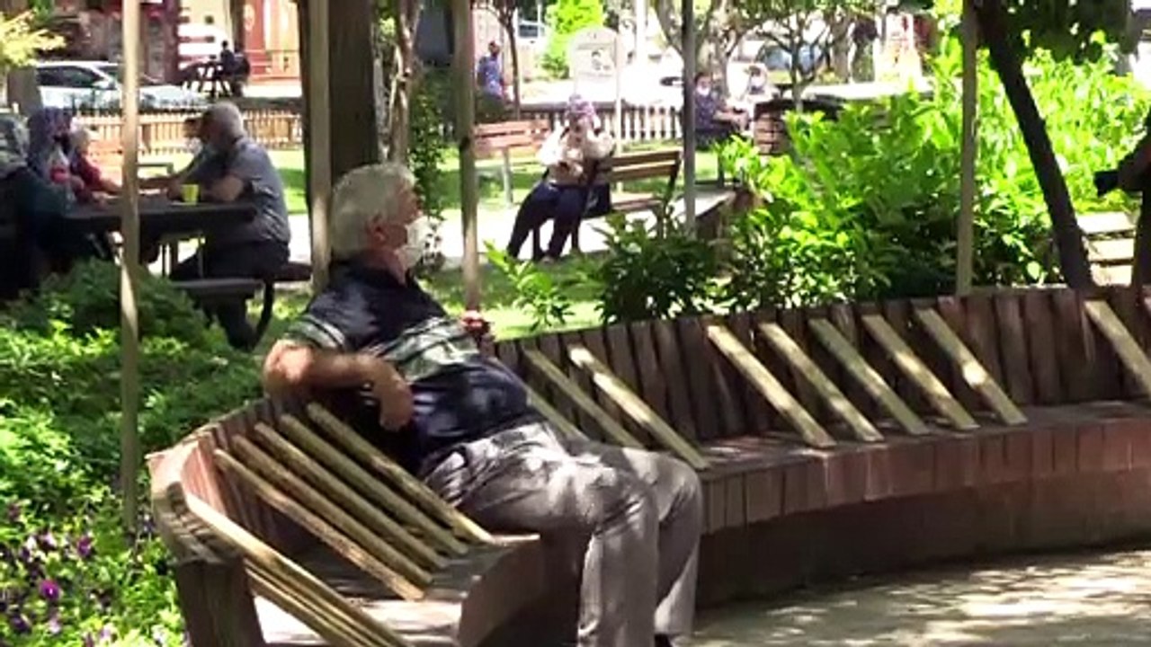 65 yaş ve üzerindekiler güneşli havanın keyfini çıkardı - ANTALYA