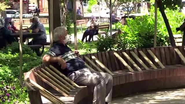 65 yaş ve üzerindekiler güneşli havanın keyfini çıkardı - ANTALYA