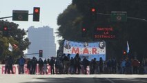 Argentinos protestan por la situación de los más pobres durante la cuarentena