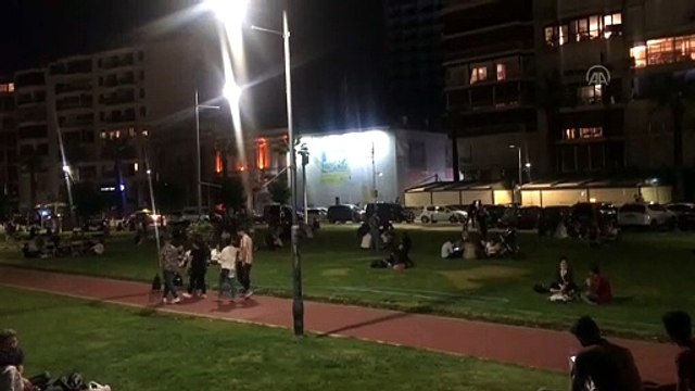 Kordonboyu'nda sosyal mesafe kuralını ihlal edenleri polis uyardı - İZMİR