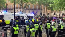 İngiltere'de başbakanlık binası önünde Floyd arbedesi - Göstericiler polisi attan düşürdü (2) - LONDRA