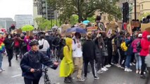 George Floyd'un polis şiddeti sonucu yaşamını yitirmesi protesto edildi - LONDRA