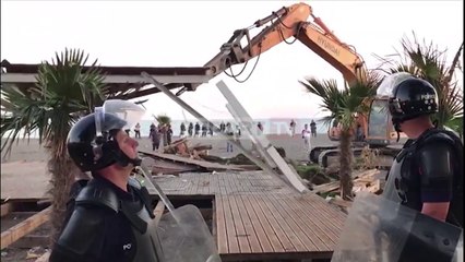 Rifillon shembja e bizneseve nga IKMT në Velipojë/ Përplasje me gurë e lopata mes banorëve!