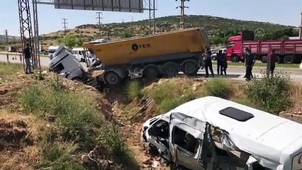 İşçi servisi ile hafriyat tırı çapıştı: 3 yaralı - GAZİANTEP