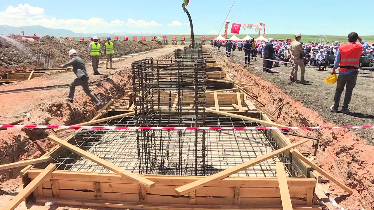 İçişleri Bakanı Soylu, Ayakkabıcılar Sitesi temel atma törenine katıldı - AĞRI