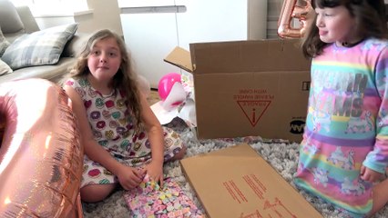 Isabella  Aniversário - Abrindo Presentes