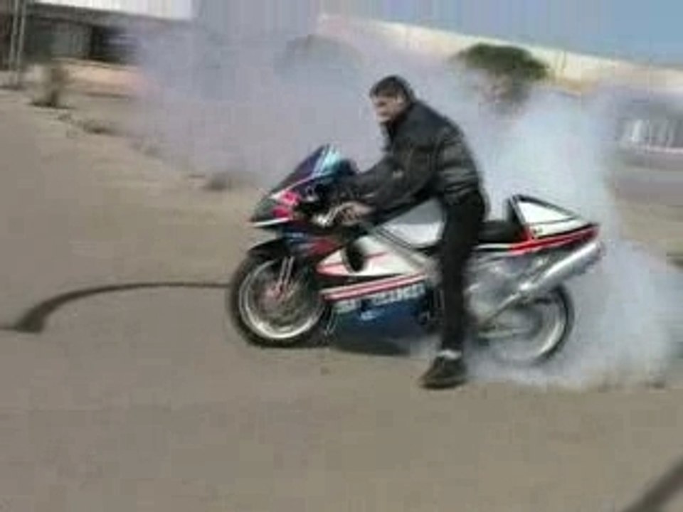 Burnout Gsxr 1000 pneu exploser
