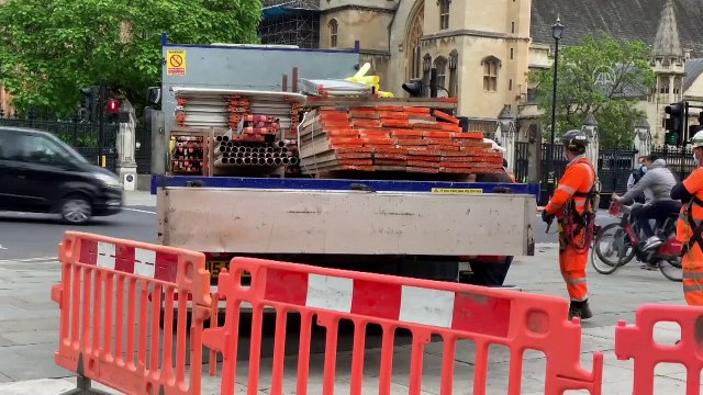 Irkçılık karşıtı yeni gösteriler öncesi Churchill'in heykeli korumaya alındı - LONDRA