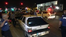 Adana'da filmleri aratmayacak kovalamaca... Polise çarpıp kaçan otomobil kovalamaca sonucu yakalandı, araçta 16 kilo esrar çıktı