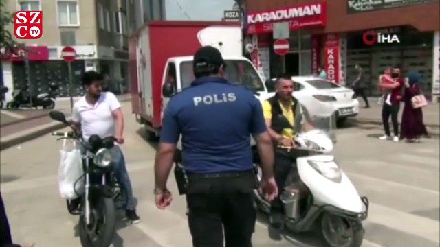 Vatandaşlara tek tek maske soran polis memuru fenomen oldu