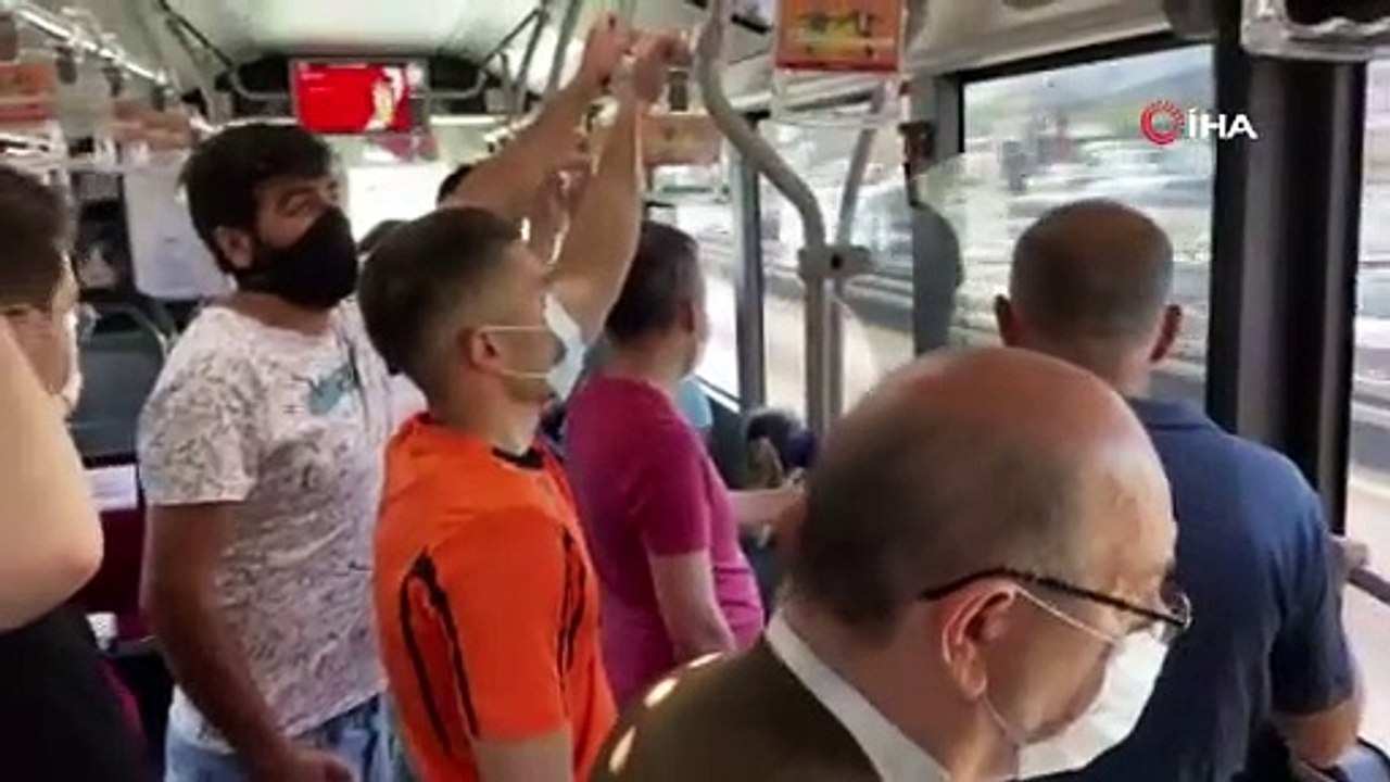 Metrobüs durağında endişe oluşturan görüntüler