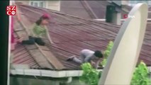 Binanın çatısında dut toplayan çocuklar yürekleri ağızlara getirdi