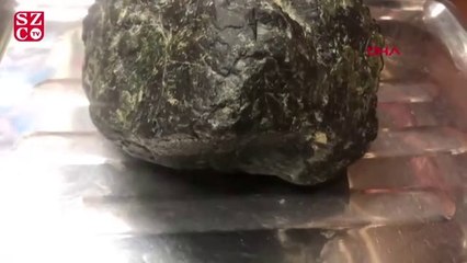 Sıla, piknikte bulup 'meteor' sandığı taşa gözü gibi bakıyor -