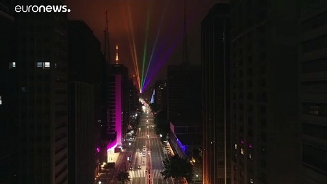 Un arcoiris de láser por el día del orgullo gay